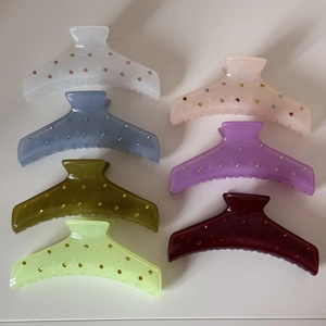 Détail de sept grandes pinces à cheveux colorées avec strass pour femmes en couleurs variées