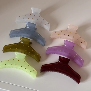 Lot de sept pinces à cheveux colorées en résine ornées de strass brillants pour femme