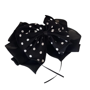 Pince à cheveux à nœud pois avec couches d'organza et détails de perles élégantes