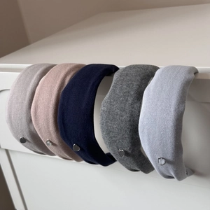 Serre-têtes larges en maille avec détail cœur en métal en plusieurs tons doux