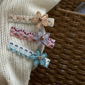 Pince à Cheveux Brodée Florale Faite à la Main avec Fleur en Résine Translucide Strass Style Coréen Douce Pince Latérale pour Frange Accessoires Cheveux Femme