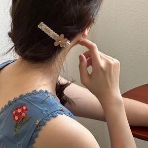 Pince à cheveux en dentelle avec fleurs en strass et verre sur un modèle féminin
