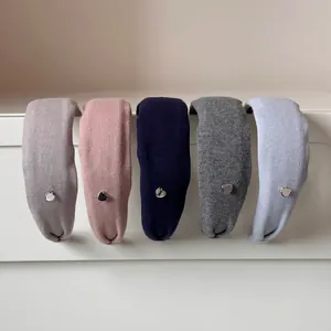 Serre-tête Large en Tissu Tricoté Couleur Unie Rétro pour Femmes Avec Pendentif Coeur Argenté Style Coréen Doux Bandeau Cheveux