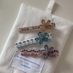 Lot de trois pinces à cheveux fleurs en strass avec broderie et pochette de rangement