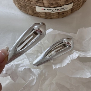 Barrettes à cheveux argentées en métal avec finition texturée et décor de cœur poli
