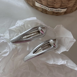 Barrettes à cheveux minimalistes en métal argenté avec cœur et texture sur fond blanc
