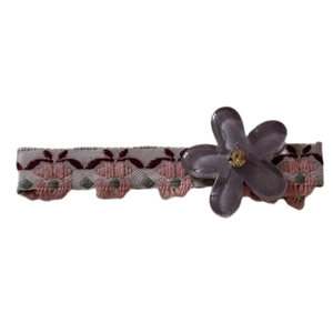 Barrette à fleur élégante avec fleur en résine violette et broderie rose sur ruban gris