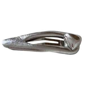 Barrette goutte en cuir argenté avec un décor métallique triangulaire élégant en 3D
