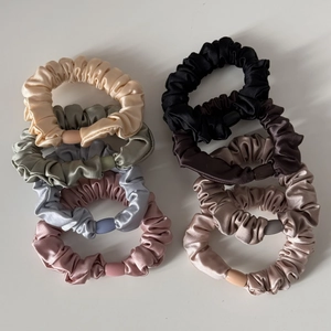 Set mit 8 hochwertigen Satin-Haargummis mit Harzschnalle in eleganten Farben sortiert