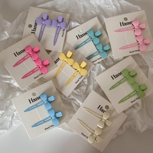 Détail de l'ensemble de barrettes à cheveux nœud mat multicolore sur carte