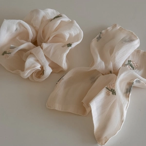Chouchous beiges élégants à broderie florale pour coiffure de style coréen doux