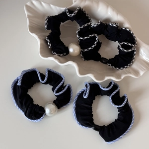 Lot de quatre chouchous en tissu noir avec perles blanches et motifs à rayures