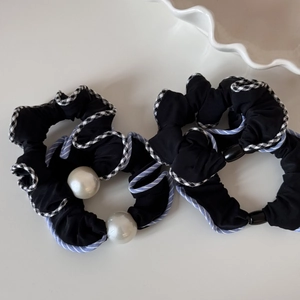 Chouchous noirs élégants avec perles blanches et motifs à carreaux pour queue de cheval