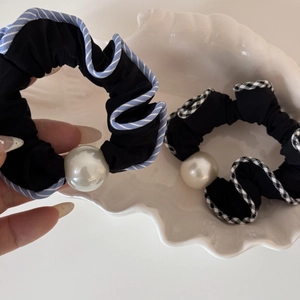 Set de chouchous rétro noirs avec perles d'imitation et bords à carreaux volantés