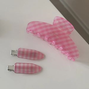 Pink and white checkered hair claw set with bow design and metal base hair clips