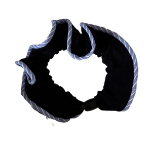 Chouchou noir surdimensionné avec bords rayés bleu et blanc sur fond blanc pur