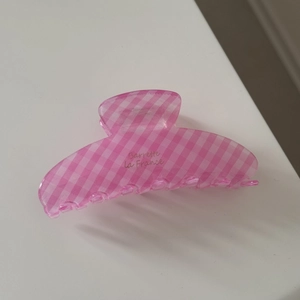 Detailed view of pink plaid acrylic hair claw clip with Barrette la France text
