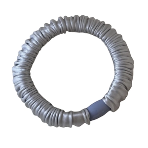Chouchou en soie glacée gris argenté sans couture avec boucle mate bleue sur fond blanc