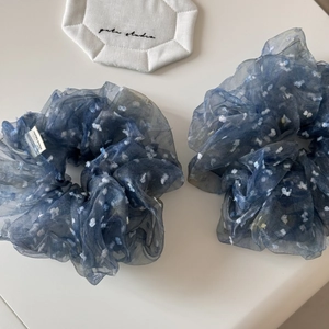 Chouchou géant bleu étoilé transparent à pois pour chignons et queues de cheval chic