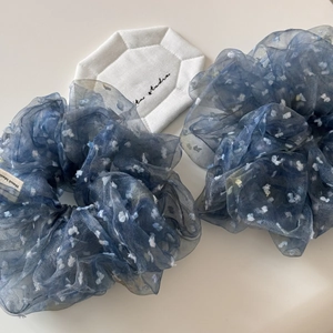 Chouchous romantiques en tulle bleu avec pois blancs pour une coiffure élégante et chic