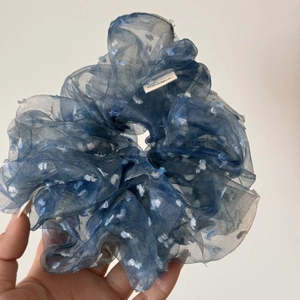 Détail du chouchou en organza bleu marine à pois blancs avec étiquette Hand Made