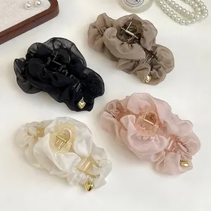 Pince à Cheveux en Organza Douce Style Français Grande Pince Requin Plissée Avec Pendentif Coeur en Or Accessoires de Cheveux en Tissu Élégant Pour Femme Fête