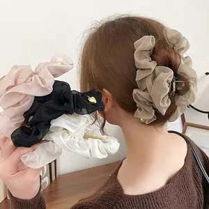 Pince à cheveux en organza élégante avec pendentif cœur doré en quatre tons pastels