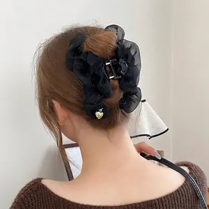 Pince à cheveux élégante en organza noir style français avec petit pendentif cœur doré