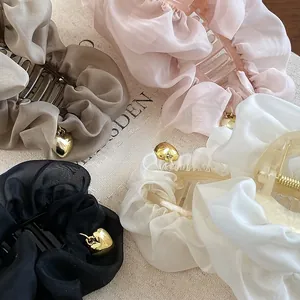 Gros plan détaillé de pinces à cheveux en organza avec de breloques en forme de cœur