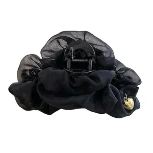 Pince à cheveux fleur en tulle noir élégante avec un pendentif cœur doré pour femme