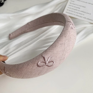 Serre-tête élégant en tissu lavande avec broderie sur un fond de soie délicate