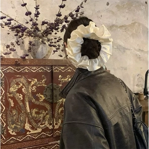 Chouchou géant élégant en satin blanc crème avec design à volants pour cheveux