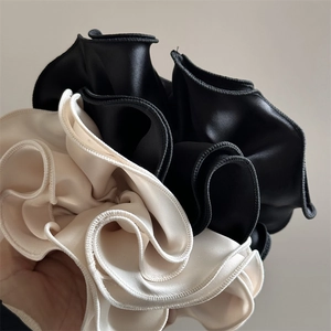 Chouchous élégants en satin surdimensionnés noirs et beige avec bords ondulés et texture soie