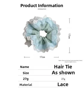 Dettaglio di un elastico per capelli a quadretti blu da 17 cm con pizzo e peso di 27 g