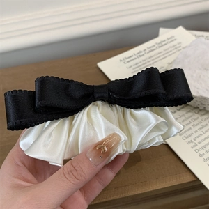 Elegante fermaglio per capelli bicolore bianco e nero in raso con volant e clip a molla