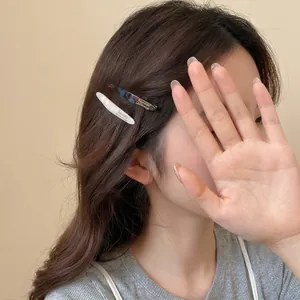 Barrette feuille en acétate minimaliste en blanc perle et marron écaille de tortue