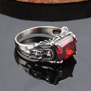 Anillo punk retro con gema roja cuadrada y grabados de calaveras para hombre moderno