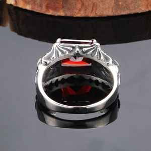 Anillo gótico vintage de acero de titanio con piedra roja rectangular y tallas de dragón