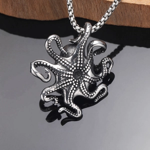 Pendentif pieuvre vintage en acier inoxydable avec tentacules détaillés sur socle noir