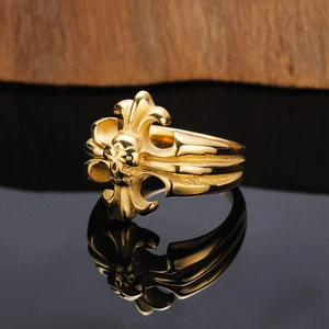 Vintage gothic skull ring with fleur-de-lis patterns in a golden finish and punk style
