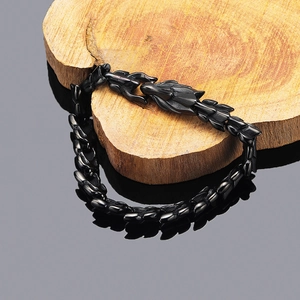 Bracciale nero opaco a scaglie di drago per uomo con chiusura a testa di drago su legno