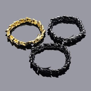 Bracciali gotici a scaglie di drago in oro, argento e nero per uomo elegante