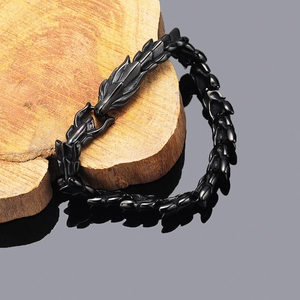 Bracciale vintage da uomo a scaglie di drago nero in stile punk su legno