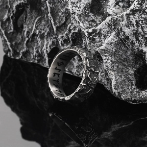 Anello da uomo con texture crepata retrò, rune nordiche e finitura in acciaio vintage