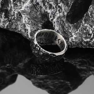 Anello vintage stile vichingo in argento antico con trama a roccia e incisioni runiche