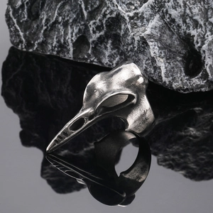 Bague crâne de pivert gothique en argent vieilli sur socle en pierre noire style punk