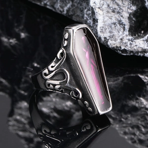Gotischer Sargin-Ring aus Vintage-Titanstahl mit schwarzem Inlay und Rankenschnitzerei