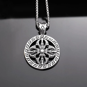Pendentif vintage en acier titane avec motif de croix gravé et chaîne pour homme