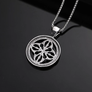 Collier à pendentif totem géométrique creux rétro avec texture martelée pour homme