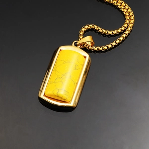 Unisex vergulde kralenketting met een rechthoekige gele gemarmerde stenen hanger